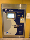 タッチパネル式の自動券売機 ： シドニー 電車の乗り方
